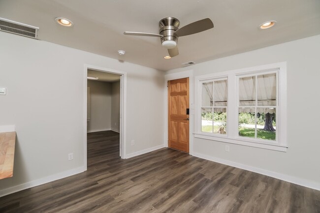 Building Photo - 1 bedroom / 1 bath ~ Just Renovated & Move...