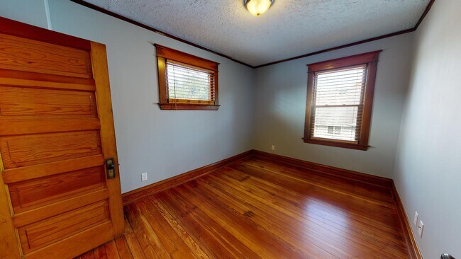 Building Photo - 1025 Park St SW