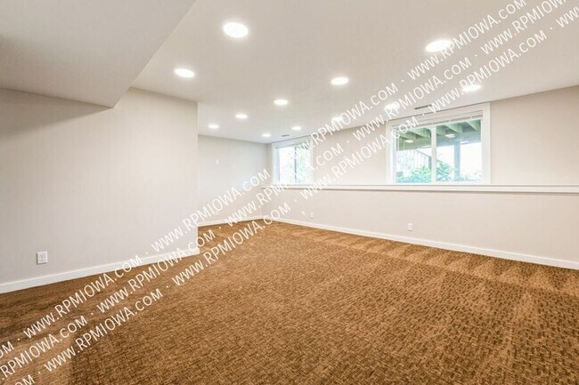 Building Photo - 440 SE Sagewood Cir