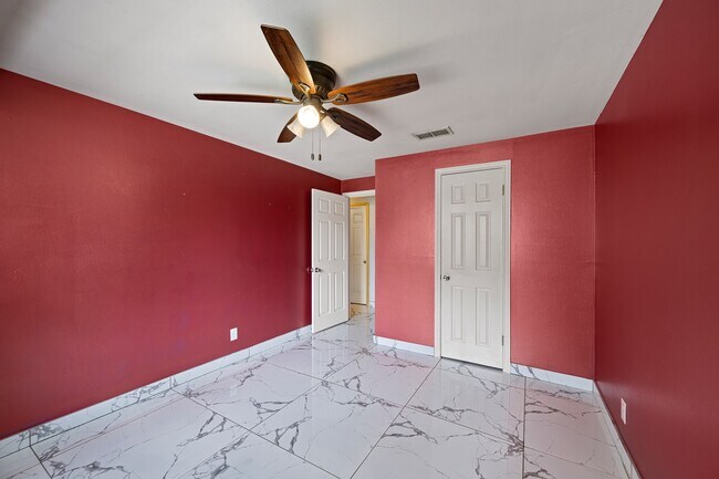 Building Photo - 5718 Greencraig Dr