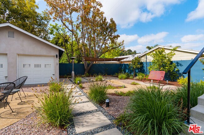 Building Photo - 1460 Yosemite Dr