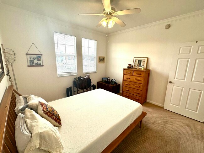 Building Photo - 533 NE 3rd Ave