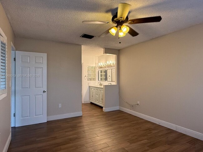 Building Photo - 271 W Park Dr