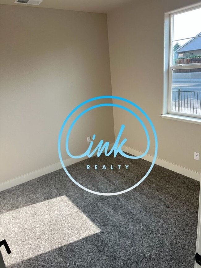 Building Photo - New Build Townhome Close to Downtown Gardn...