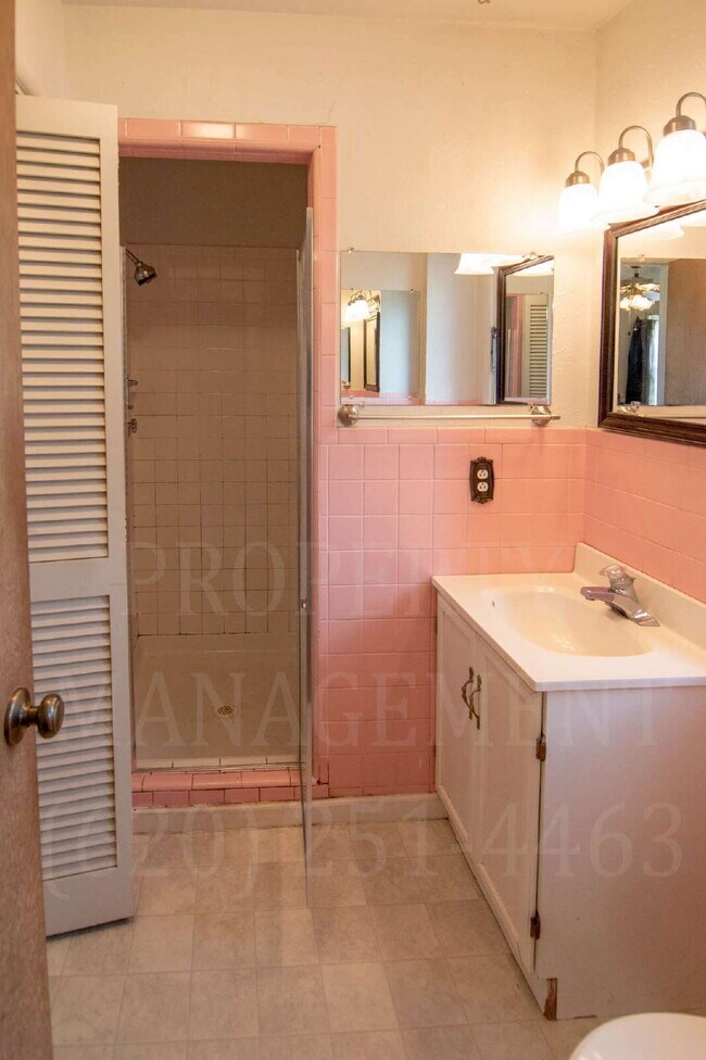 Building Photo - 3 Bedroom 2 Bath