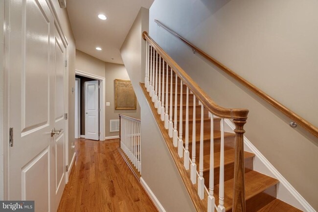 Building Photo - 712 Bracey Ln