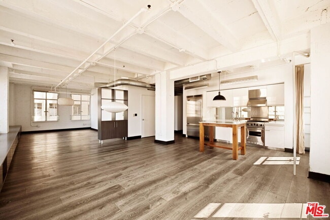 Building Photo - 6253 Hollywood Blvd