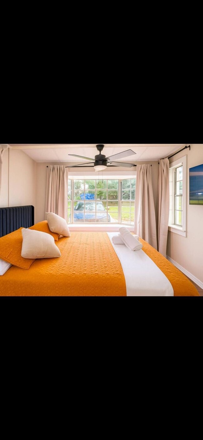 Building Photo - 904 15th St NE