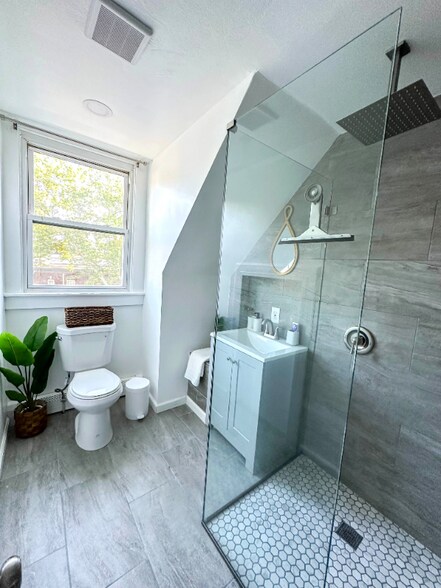 Building Photo - 218 Sherman Ave