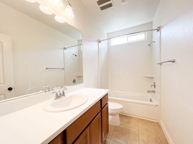 Building Photo - Spacious 4 Bd 3 Bath Home in Elk Grove
