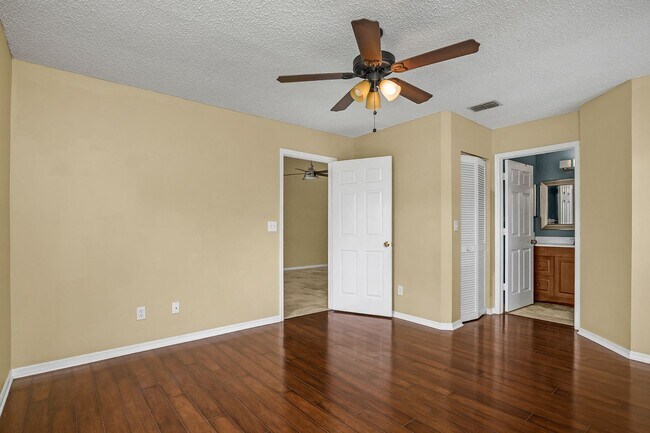 Building Photo - Berkshire Lakes, 2nd Floor, Corner Unit for Annual Lease