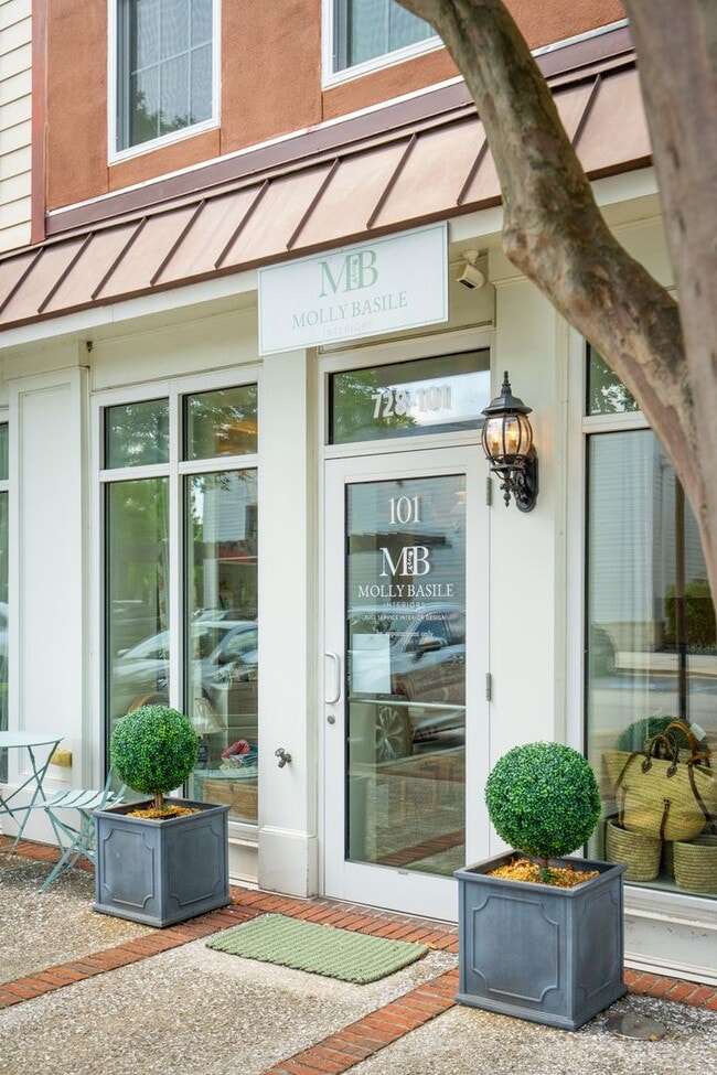 Building Photo - Fully Furnished 2BR Condo with Designer Touches in Shelmore Village