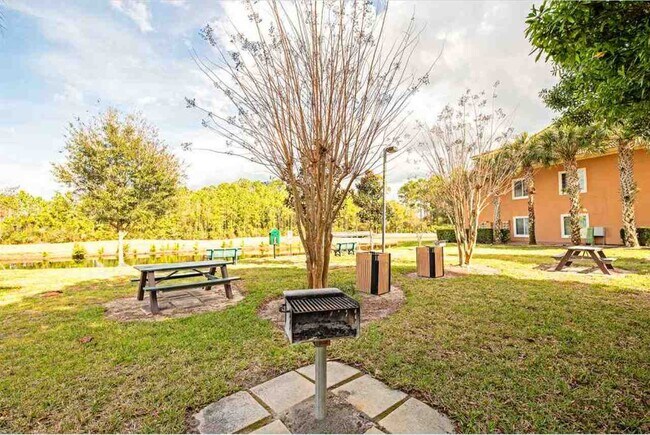 Building Photo - 625 Fairway Dr