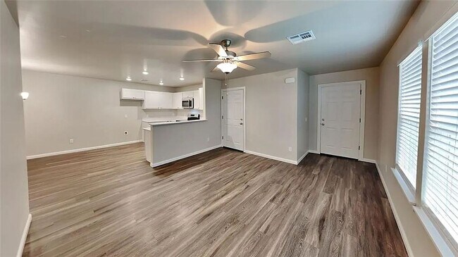Building Photo - Beautiful 3-Bedroom Home in Yukon – Available Now!