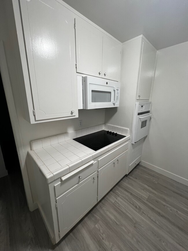 Building Photo - Over 1,000 SF at Kings Road Arms