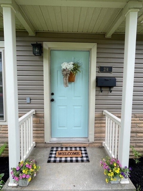 Building Photo - 214 E Vermilya Ave