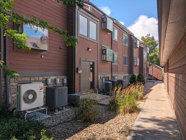 Building Photo - 303 W Lehow Ave