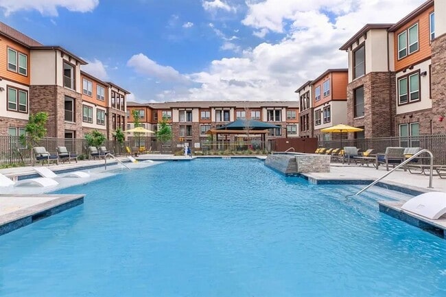 Building Photo - 540 Richcrest Dr