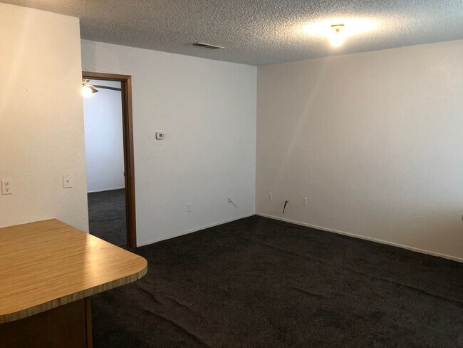 Building Photo - 906 E Birch St