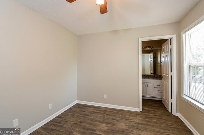 Building Photo - 10 Summit St