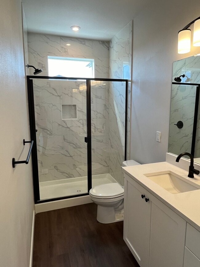 Building Photo - Modern Luxury Meets Convenience in Hillsboro