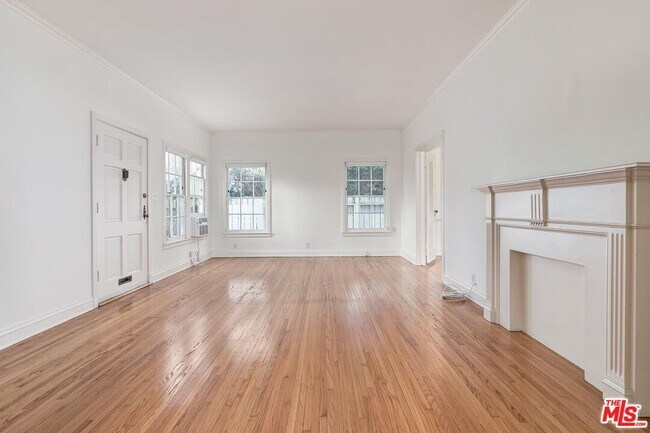 Building Photo - 441 1/2 S Palm Dr