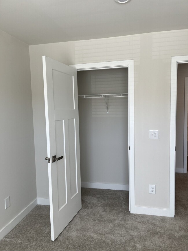 Building Photo - "Charming 3-Bedroom Townhouse with 2.5 Baths on Riverbrook Drive – Your Perfect Gallatin Retreat!"