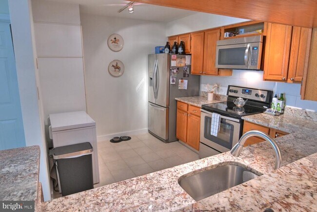 Building Photo - 2220 Springwood Dr