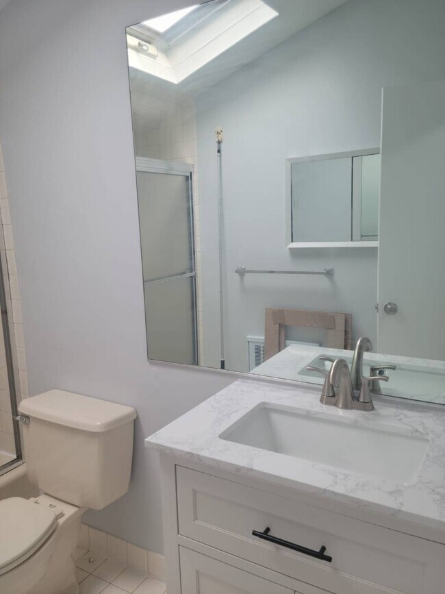 Building Photo - 8 Hardy Ln