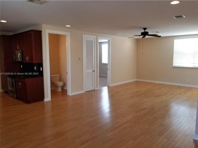 Building Photo - LARGE 3-bed, 3-bath townhome with 2-car ga...