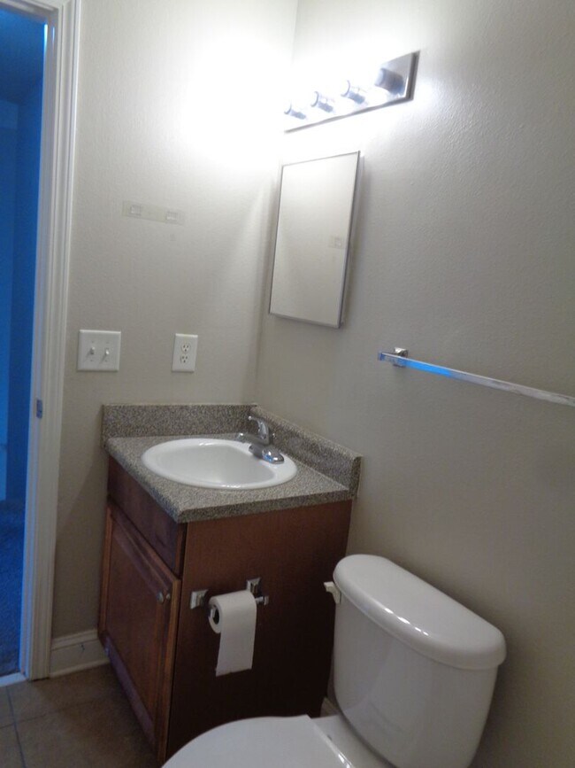 Building Photo - Great Location / Close to Hwy 85 & I-10