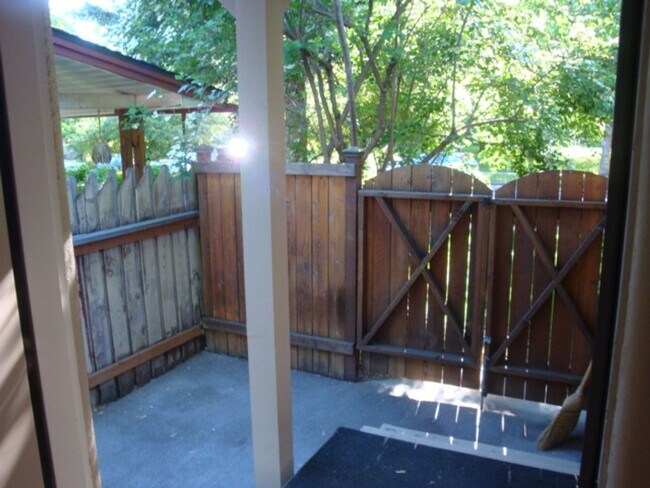 Building Photo - Charming Westside Cottage in a Premier Location