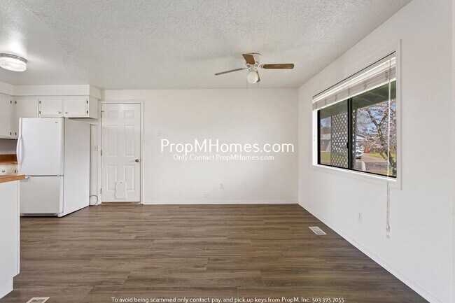 Building Photo - Updated Three Bedroom Home in McMinnville!