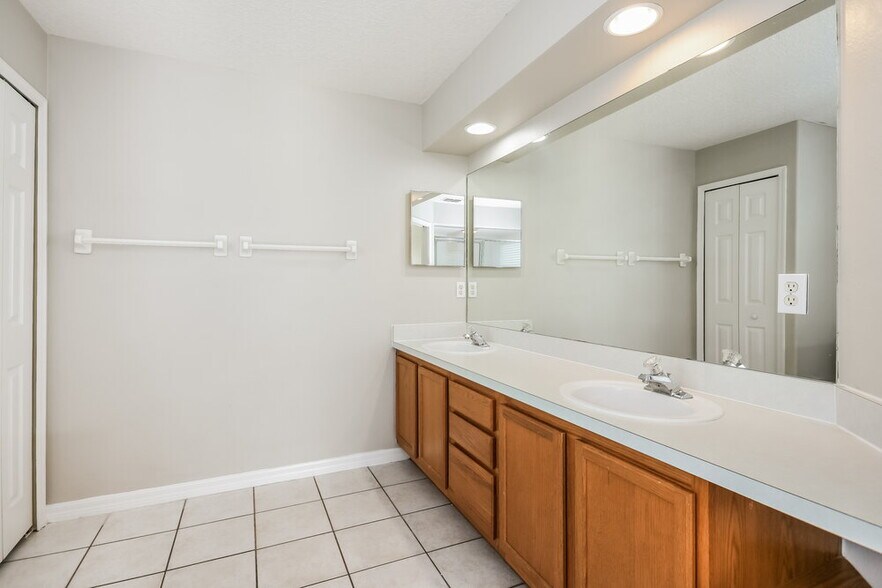 Building Photo - 330 Seville Pointe Ave