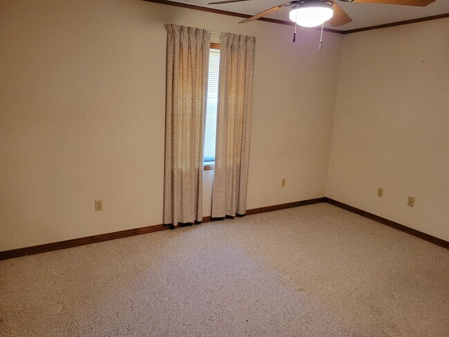 Building Photo - 912 N Main St