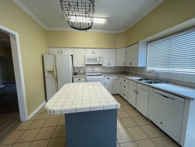 Building Photo - Sought after location so hurry!