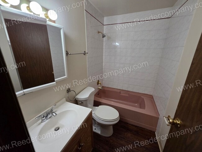 Building Photo - Beautiful 3 Bedroom Townhouse across from Morton High School!