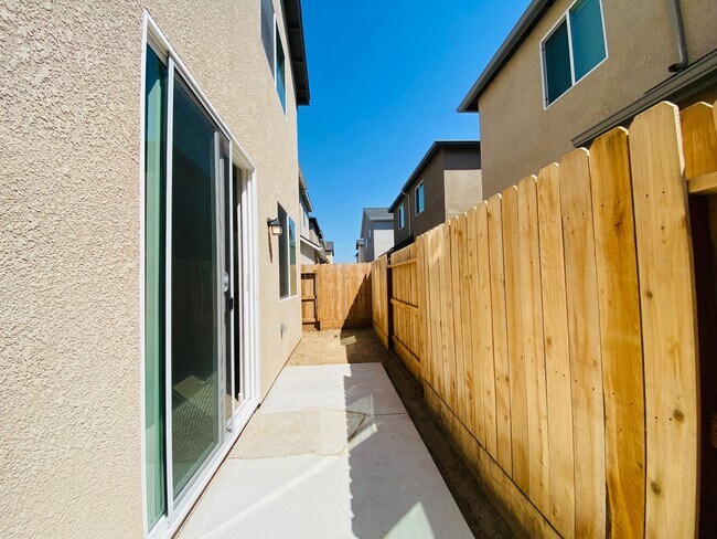 Building Photo - $2,350 Clinton & Armstrong, 4 Bed, Gated Community Pool & Solar - E Riesling Dr, Fresno