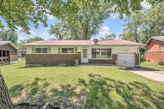 Building Photo - 2440 Castle Dr