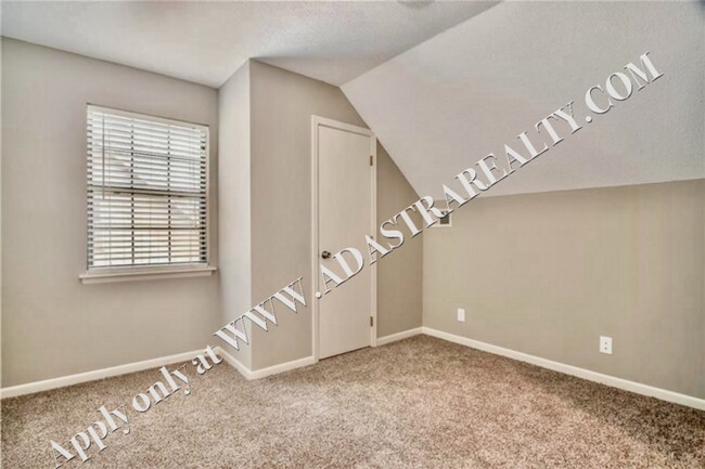 Building Photo - Wonderful 3 Bed 1.5 Bath Town Home in Overland park-Available in SEPTEMBER!!