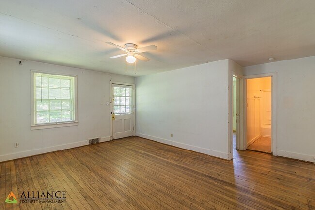 Building Photo - 901 Ratone St