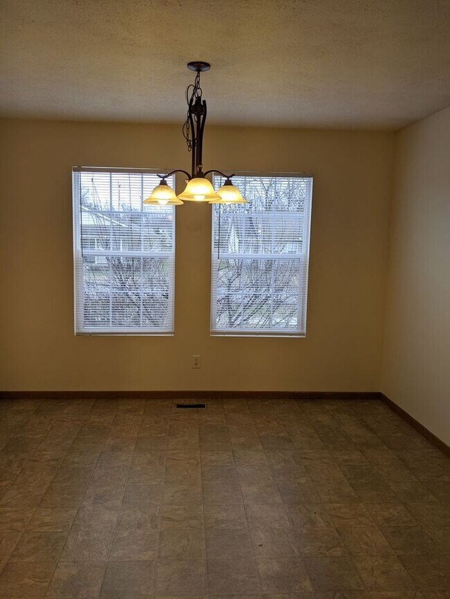 Building Photo - 3 BR, 2 BA home on the northside near shopping