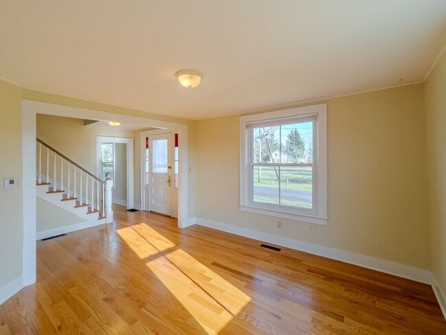 Building Photo - Spacious Renovated Colonial on The Lebanon Green
