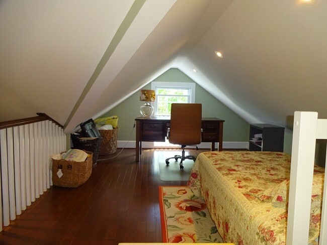 Building Photo - Beautiful Home with Fenced Yard in Rosemont!