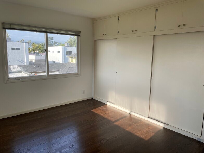 Large bedroom with wall of closets - 609 N Mariposa Ave