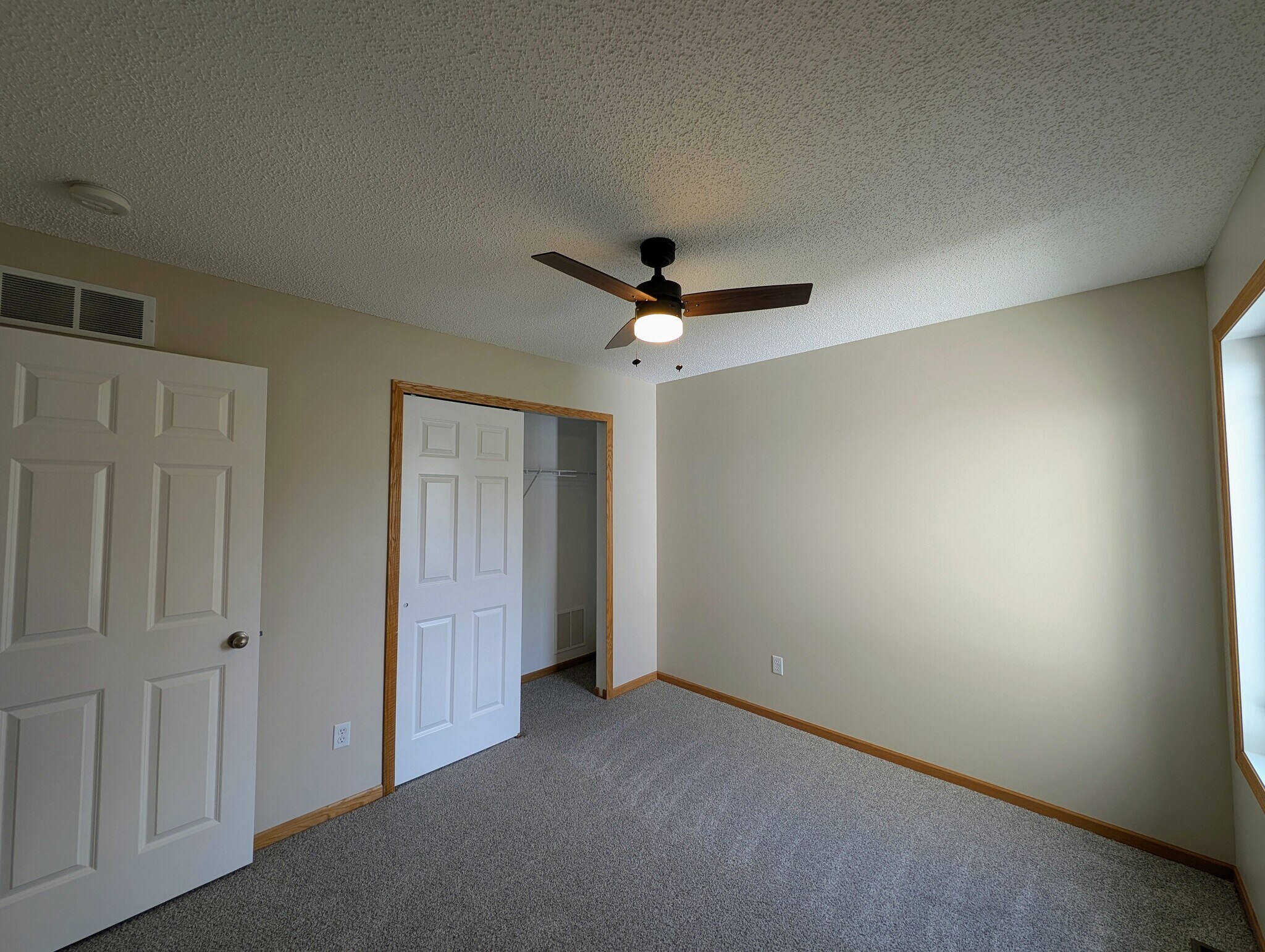Building Photo - 594 Sutherland Dr