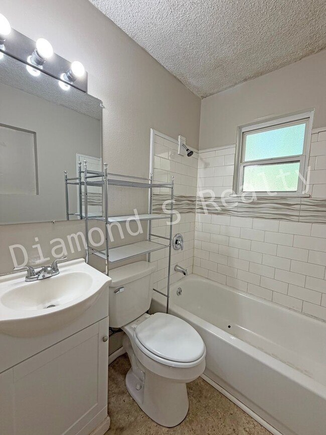 Building Photo - JUST REDUCED!  2 Bedroom House with Large ...