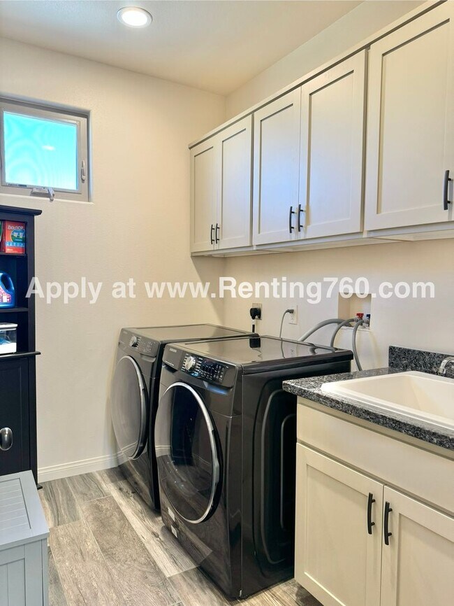 Building Photo - Newer 4 Bedroom 3 Bathroom Home With Solar...