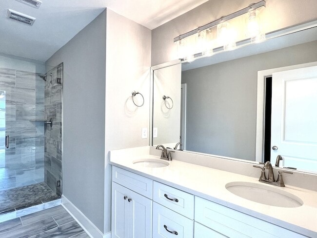 Building Photo - 713 Hollie Wy