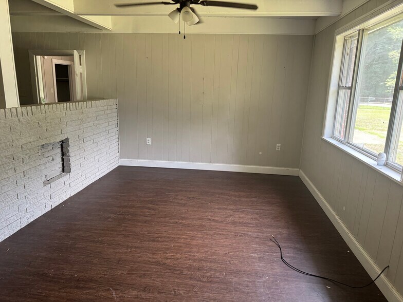 Livingroom - 907 Hill N Dale Dr